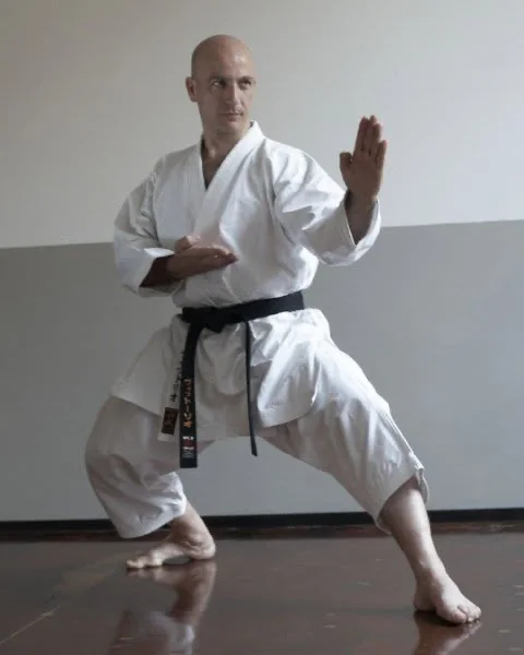 Vittorio Lazzaroni in posizione, a mani aperte